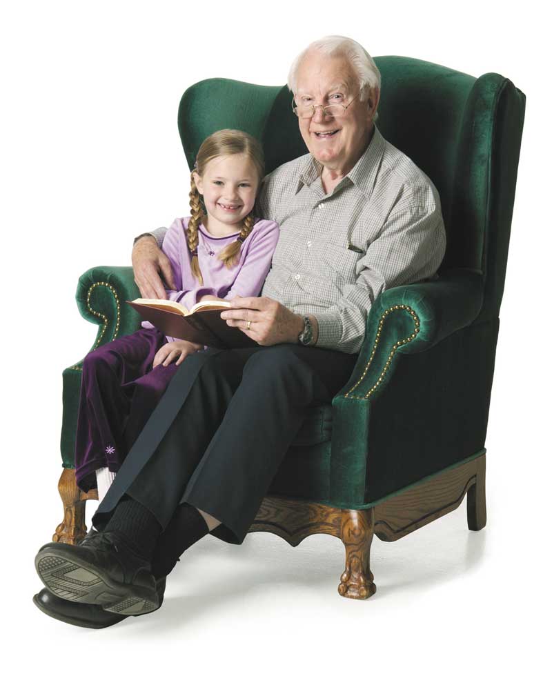 Старый дедушка и внучка. Дедушка в кресле. Дедушка и внучка. Бабушка и дедушка в креслах. Пожилые люди.